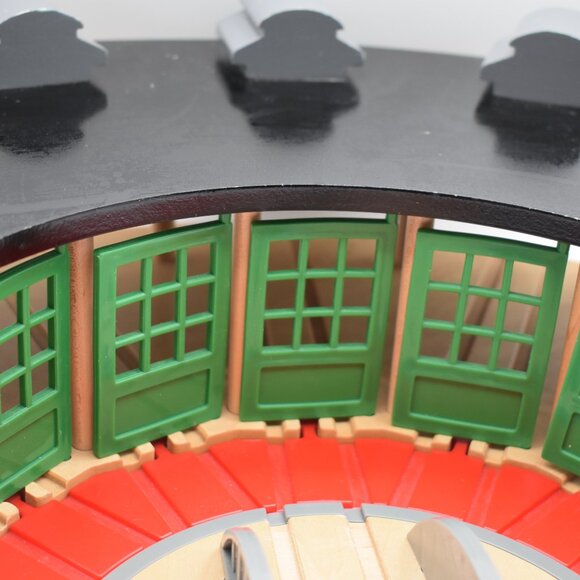 Roundhouse Train Shed w/ 5 Way Switch Track Thomas & Friend Wooden Railway 2004 - Picture 5 of 10